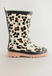 Botte de pluie à imprimé léopard en caoutchouc, avec une base beige ornée de taches noires et pastel, un bord noir et une semelle texturée rose.