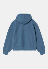 Sudadera azul recortada con una textura suave, que presenta una gran capucha, puños y dobladillo acanalados, y un diseño liso en la parte trasera.