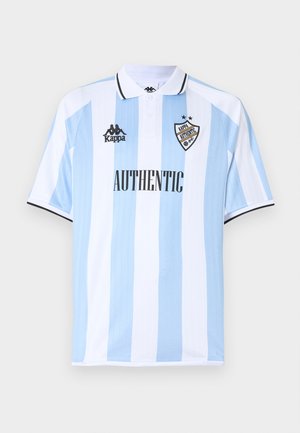 Jasnoniebieska i biała koszulka polo w pionowe paski z czarnymi logo Kappa, napisem "AUTHENTIC" oraz herbem z dwoma gwiazdkami.
