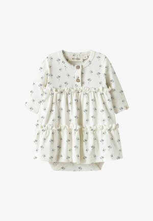 Vit bomullsklänning med litet blått blommönster, långa ärmar, rynkad midja, tre träknappar vid halslinningen och påsydd kroppstrosa nedtill.