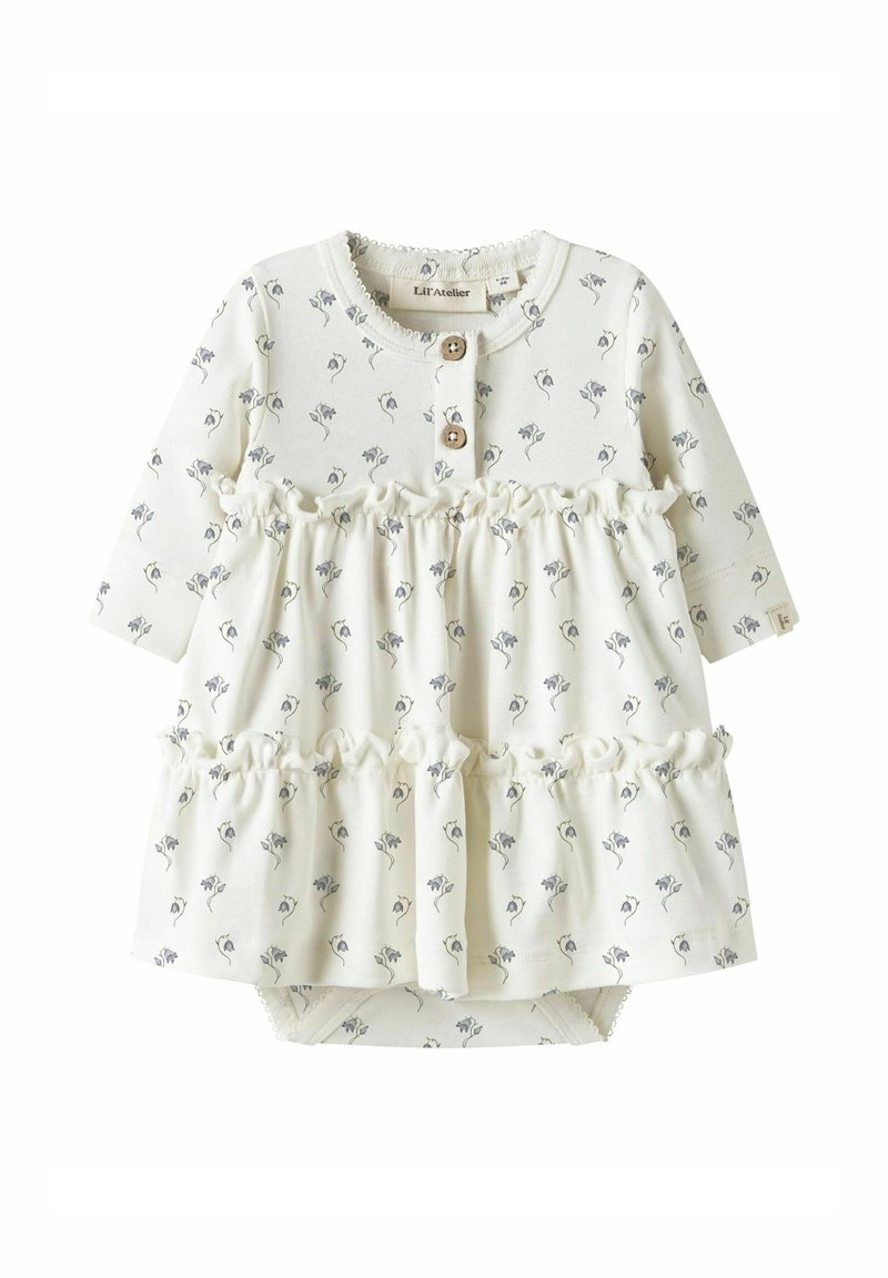 Hvit bomullskjole med liten blå blomsterprint, lange ermer, rysjekant i midjen, tre treknapper ved halsen og tilhørende body nederst.