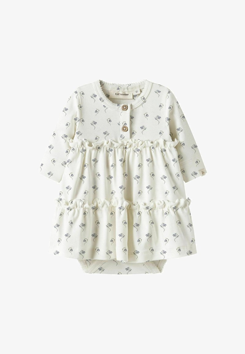 Hvit bomullskjole med liten blå blomsterprint, lange ermer, rysjekant i midjen, tre treknapper ved halsen og tilhørende body nederst.