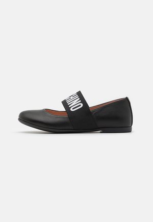 Ballerine nere con punta arrotondata, fascetta elastica con la scritta "Moschino" al centro, texture in pelle liscia, design minimale.