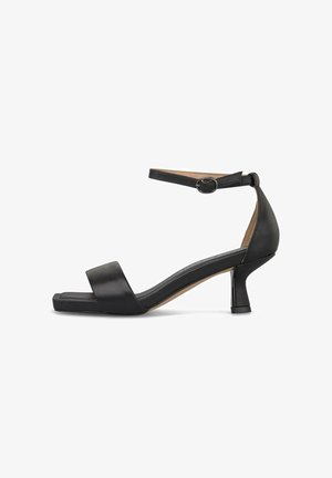 Zwarte leren sandaal met open teen, enkelriempje met gesp en lage kittenhak, voorzien van een vierkante neus en een gladde afwerking.
