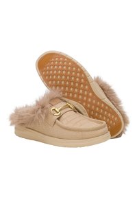 Scarpe beige slip-on con bordo in pelliccia sintetica, upper in pelle testurizzata, piccolo dettaglio con fibbia dorata e suola in gomma con motivo a griglia.