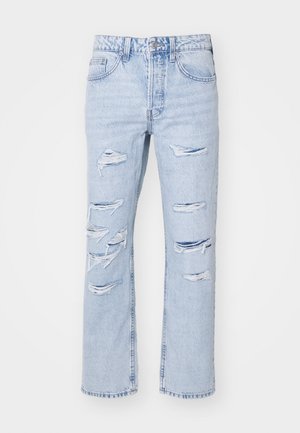 Lyseblå denim jeans med løs pasform, der har flere slidte områder og frynsede kanter. Klassisk fem-lomme design, knaplukning.