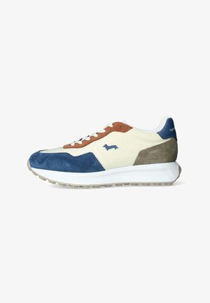 Sneaker con una toma in pelle crema, dettagli in suede marrone e particolari blu. Presenta una suola bianca testurizzata con un logo blu sul tallone.