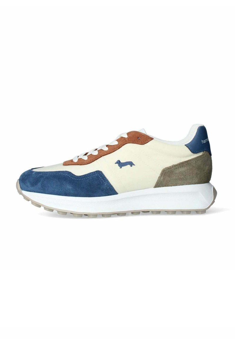 Sneaker con una toma in pelle crema, dettagli in suede marrone e particolari blu. Presenta una suola bianca testurizzata con un logo blu sul tallone.