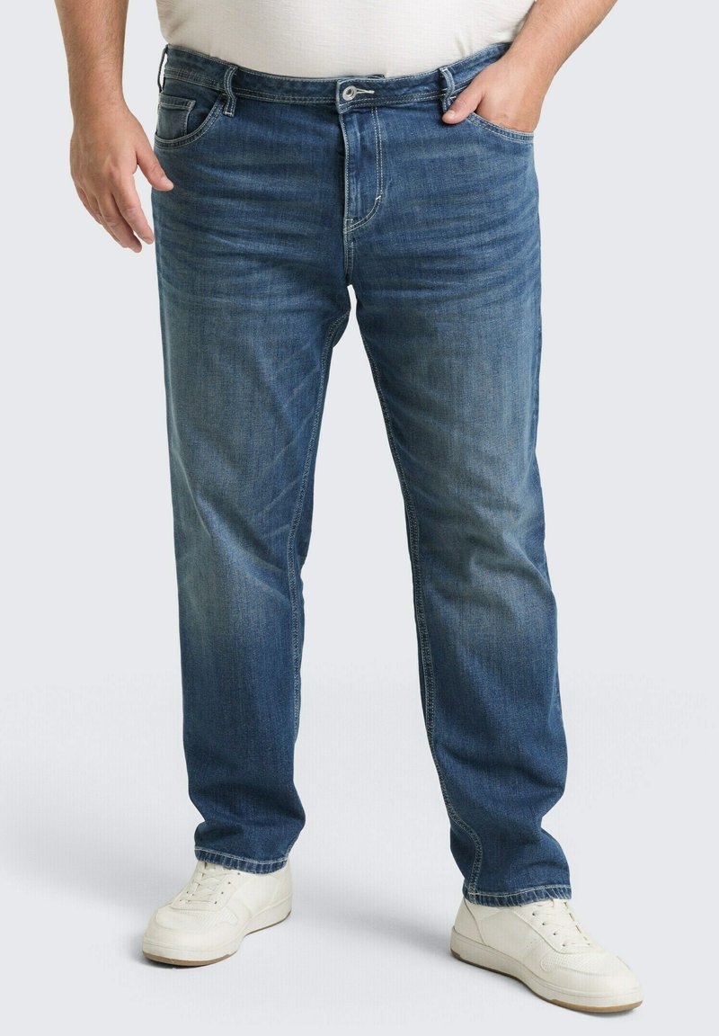 Helle blaue Denim-Jeans mit geraden Beinen, fünf Taschen und einem Knopfverschluss vorne. Sie bieten dezente Abnutzungsspuren und eine klassische Passform.