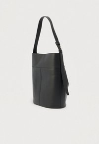 Μαύρη δερμάτινη τσάντα ώμου με ρυθμιζόμενο λουράκι, κάθετη ραφή και απλή, λεία επιφάνεια.