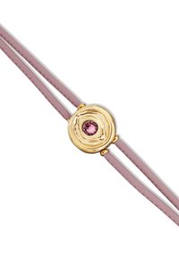 Pulsera de bronce con una piedra preciosa rosa en el centro, que presenta correas de cuero rosa suave y un detalle circular de oro texturizado.