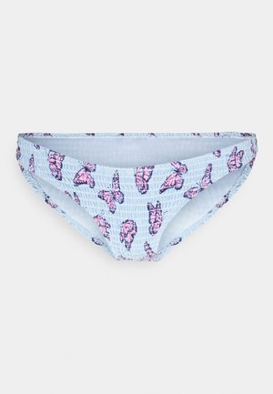 Lyseblå bikini-bunn med smocket tekstur, prydet med rosa og lilla sommerfugl mønstre. Elastisk midje for komfort.