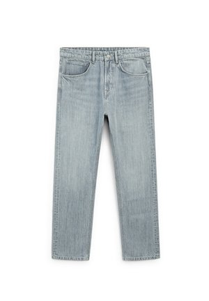 Ljusblå denimjeans med rak passform, fem fickor och synlig knapp- och blixtlåsöppning. Slät textur med lätt blekning.