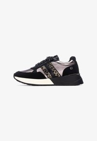 Seleccionado, black