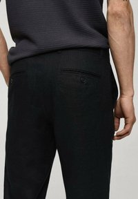 Mango Chino hlače - black