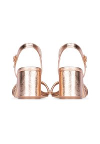 Rosa goldene High Heel Sandalen mit metallic Finish, Knöchelriemen und Blockabsatzdesign. Offene Zehen, strukturierte Oberseite und Schnallenakzent.