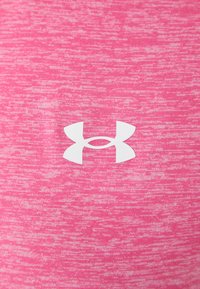 Rózsaszín sportanyag márványos textúrával, középen fehér Under Armour logóval.