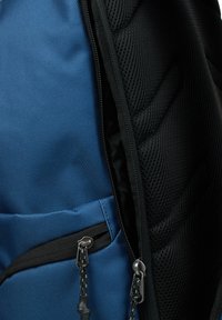 Εσωτερικό μπλε υφασμάτινου σακιδίου με μαύρο δίχτυ και επένδυση. Διαθέτει δύο θήκες με φερμουάρ, ομαλά φερμουάρ και ραμμένα διακοσμητικά στοιχεία.