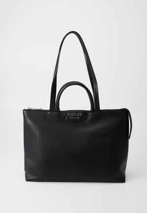 Schwarze Leder-Shopper-Tasche mit glatter Textur, doppelten Griffen und einem oberen Reißverschlussverschluss. Auf der Vorderseite befindet sich ein Markenpatch.