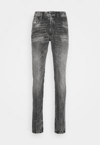Schwarze Slim-Fit-Jeans mit leichtem Used-Look und Falten, Fünf-Taschen-Stil und Knopfverschluss an der Taille.