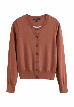Rustfarvet cardigan med lange ærmer, ribkanter ved ærmer, søm og halsudskæring, frontknaplukning og rund krave, vist på hvid baggrund.
