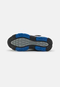 Schwarze und graue Sneaker-Sohle mit strukturiertem Profil; blaue und schwarze Akzente; ausgestattet mit Markenlogo und multidirektionalem Grip-Design.