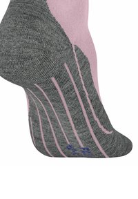 Calzino alla caviglia grigio e rosa con un motivo a maglia texturizzato, accenti rosa e linee curve sui lati, progettato per comfort e vestibilità.