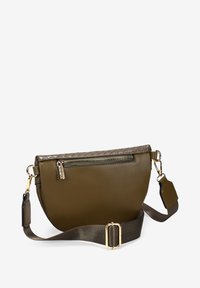 Bolso de cuero verde oliva con una parte superior de tejido marrón texturizado, cremallera dorada y correa ajustable marrón con un hebilla rectangular dorada.