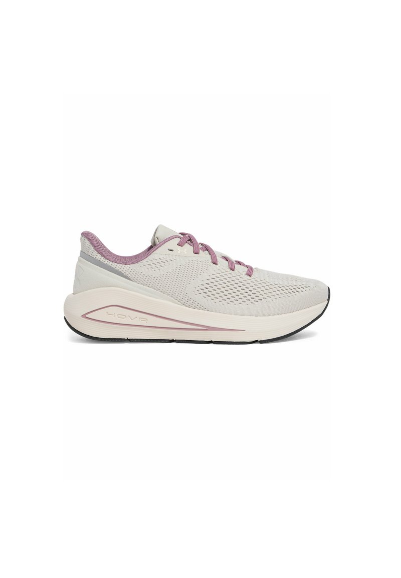 Lichte hardloopschoen in off-white met een bovenwerk van mesh, roze accenten, een gevoerde zool en een textuurdesign voor ademend vermogen en ondersteuning.