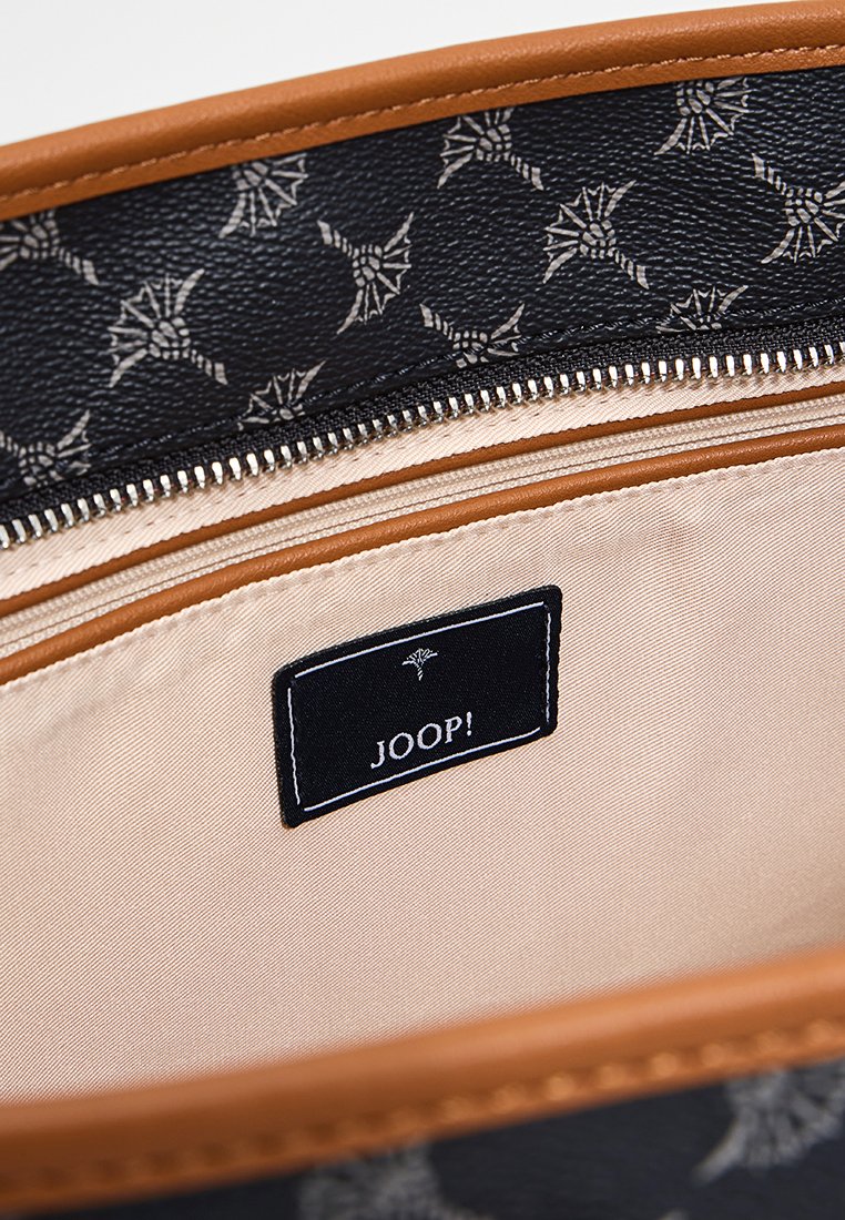 Schwarze Kunstledertasche mit Innenfutter in Beige, das ein gemustertes Futter aufweist und ein Etikett mit der Aufschrift "JOOP!" an der Seite angebracht ist.