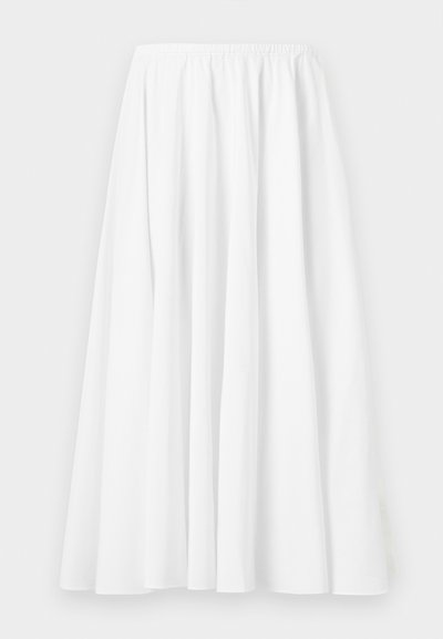 Λευκή μακριά φούστα με ελαστική μέση και ρέον ύφασμα, εμφανώς ελαφριά και κατάλληλη για καθημερινή ή καλοκαιρινή χρήση.