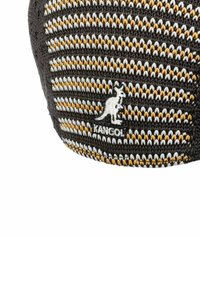 Kangol-hoed met een gebreid ontwerp met bruine, gele en witte strepen; bevat een geborduurd logo van een kangeroe.