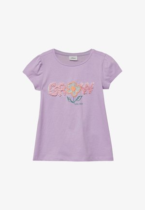 Lila T-shirt met korte mouwen met "GROW" in roze pailletten en een bloemontwerp met groene bladeren en oranje accenten over de borst.