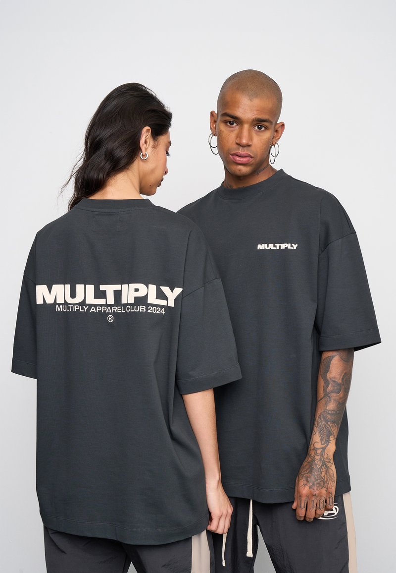 Multiply Apparel FONT  - T-shirts print - black soda