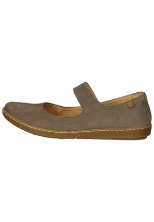 Brązowy płaski but typu Mary Jane ze skóry, z zaokrąglonym noskiem, elastycznym paskiem i teksturowaną gumową podeszwą. Posiada przeszycia wzdłuż krawędzi.