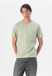 Tommy Hilfiger SEASONAL SOLID TEE - Jednoduché tričko - earth sage