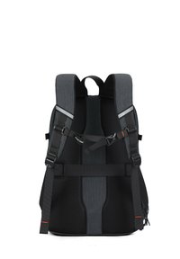 Zaino nero e grigio con pannello posteriore in rete imbottita, spallacci regolabili, dettagli riflettenti e un fermaglio per una chiusura sicura.
