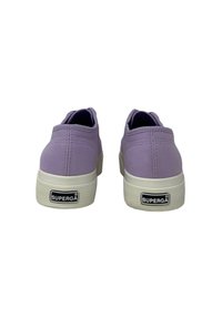 Sneakers in tela lilla con suola in gomma bianca e punta arrotondata, caratterizzati da una suola texturizzata e dal logo 'SUPERGA' sul retro.