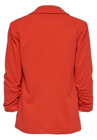 Blazer rojo con un cuello estructurado, mangas tres cuartos y acentos de tela fruncida. Tela suave y liviana con un color sólido.