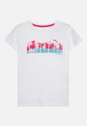 Camiseta de algodón blanca con un estampado gráfico de árboles y montañas en tonos rosa y turquesa. Mangas cortas y cuello redondo.