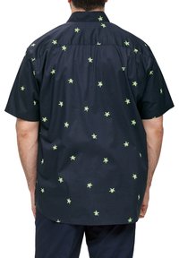 Chemise à manches courtes en tissu bleu marine, ornée de broderies de feuilles vertes éparpillées. Col traditionnel et coupe décontractée.