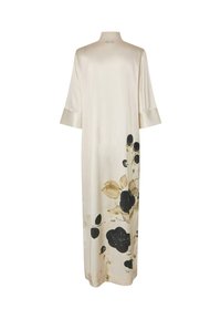 Lang creme silke kjole med ærmer til albuen og sort og beige blomsterprint på nederste højre side.