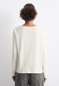 Marc O'Polo DENIM RAGLAN SLEEVES - Topper langermet - silky white