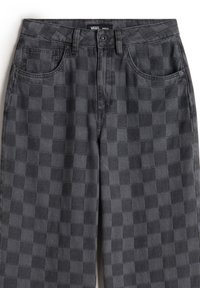 Pantaloni a quadri neri e grigi con due tasche frontali, passanti per cintura e chiusura con bottone. Realizzati in tessuto dalla texture liscia.