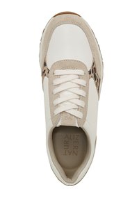 Sneaker con tomaia in pelle bianca, dettagli in suede beige e stampa leopardata. Presenta lacci bianchi e una soletta testurizzata.