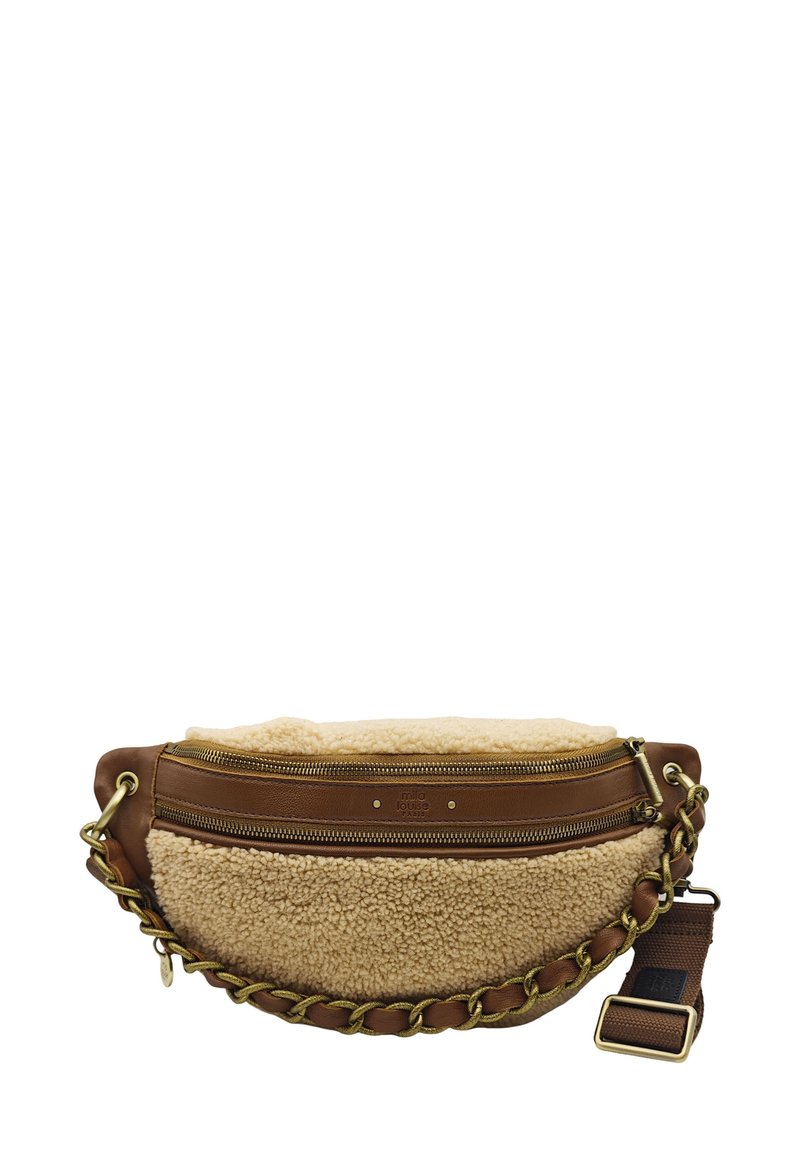 Sac en cuir brun avec peluche crème, doté d'une chaîne en or et d'une fermeture éclair sur le dessus. Fini texturé et forme arrondie.