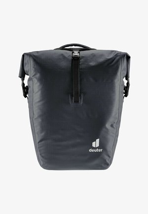 Sac à dos étanche gris à rabat, fabriqué en tissu texturé. Il comprend une poignée supérieure, des sangles latérales ajustables et un logo blanc à l'avant.