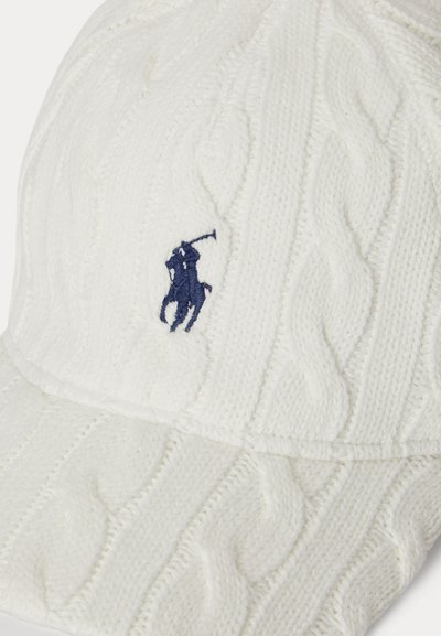 Λευκό μπέιζμπολ καπέλο με πλεκτό σχέδιο και σκούρο μπλε κεντημένο λογότυπο παίκτη πόλο στο μπροστινό πάνελ.