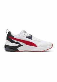 Baskets blanches, rouges et noires avec lacets à l'avant, dessus en mesh et cuir, semelle épaisse et rembourrée, et languette au talon.