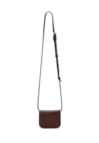 Borsa a tracolla in pelle bordeaux con tracolla nera staccabile, texture liscia, forma rettangolare e logo in rilievo discreto sul davanti.